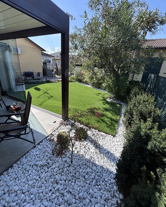 Ghiaia bianca, prato e pergola: un giardino facile da vivere